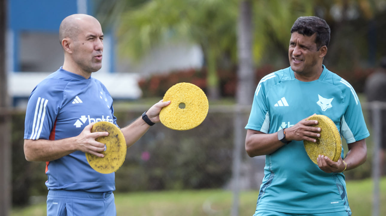 Leonardo Jardim, técnico do Cruzeiro, e Wesley Carvalho, auxiliar (foto: Gustavo Aleixo/Cruzeiro)