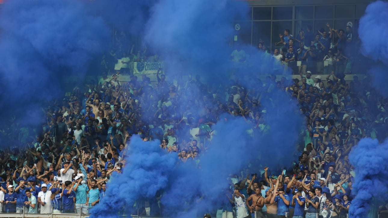 Torcedores do Cruzeiro no Mineirão em clássico contra Atlético (foto: Alexandre Guzanshe/EM/D.A Press)