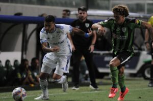 Jogadores de Cruzeiro e América em partida pelo Campeonato Mineiro (foto: Alexandre Guzanshe/EM/D.A Press )