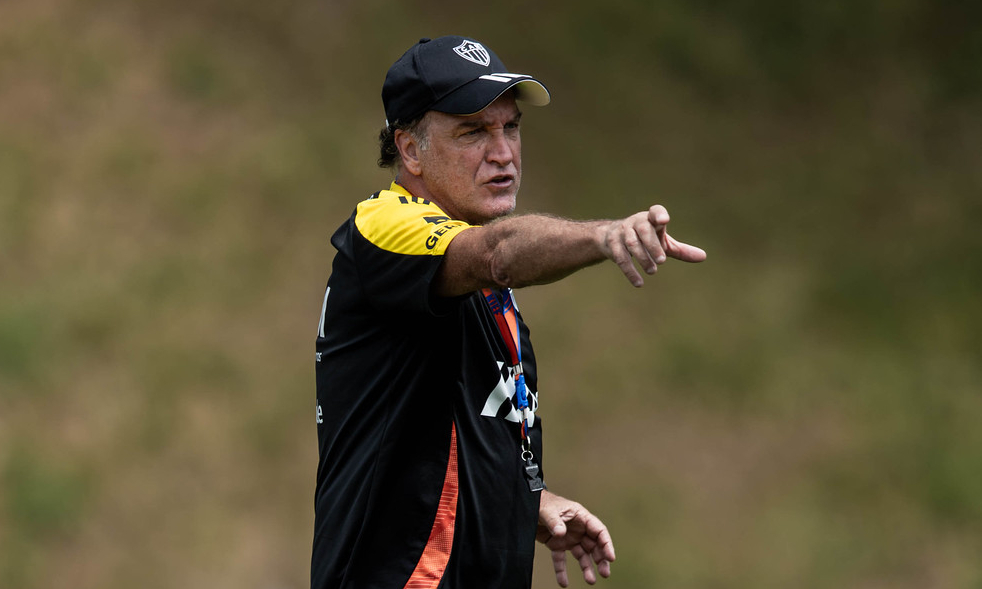 Cuca durante treino do Atlético na Cidade do Galo (foto: Pedro Souza / Atlético)