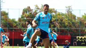 Danilo ergue a perna direita durante treino do Flamengo (foto: Gilvan de Souza/CRF)