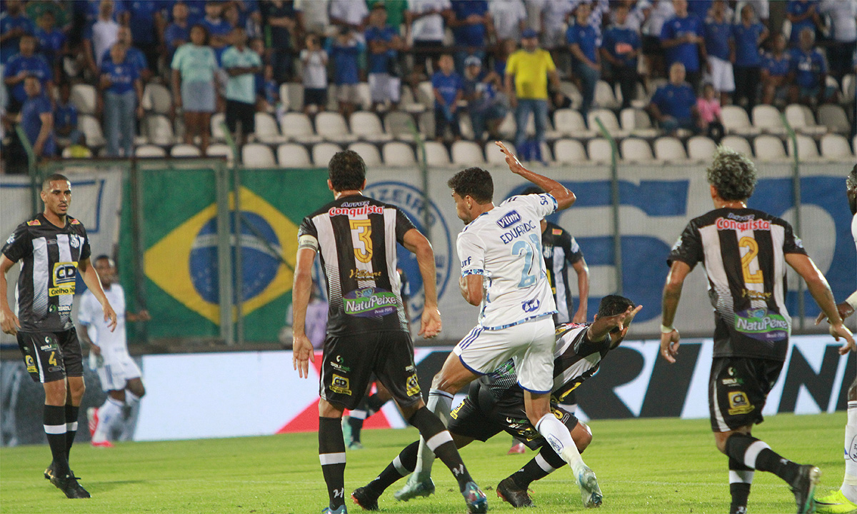 Cruzeiro perdeu de virada para o Democrata por 3 a 1 (foto: Edésio Ferreira/EM D.A Press)