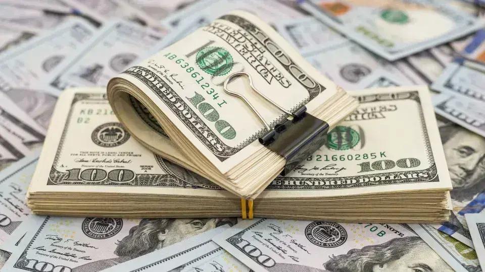 Dólar atinge R$ 5,75 em meio a temores sobre inflação