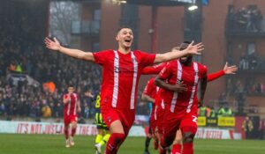 Donley comemorando o o gol do meio de campo em cima do City (foto: Leyton Orient/Divulgação)