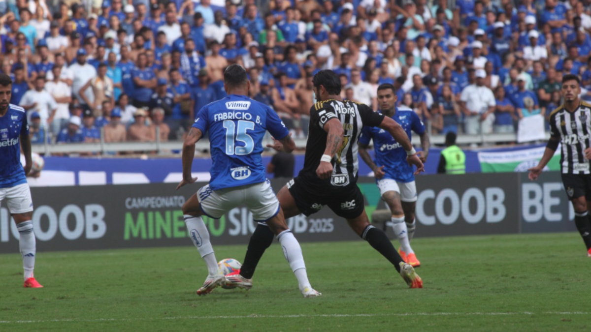 Fabrício Bruno, zagueiro do Cruzeiro, em dividida com Hulk, atacante do Atlético (foto: Edesio Ferreira/EM/D.A Press)