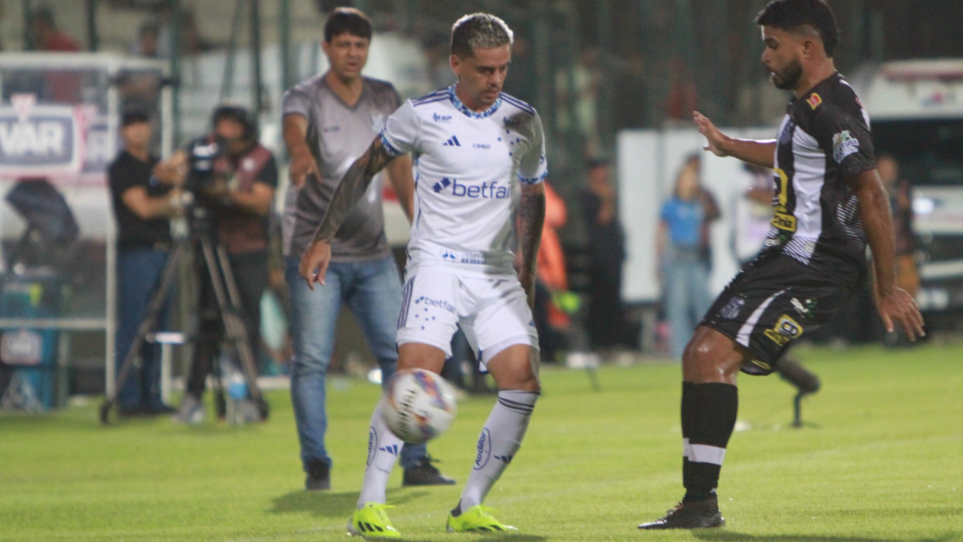 Fagner domina bola com o pé direito (foto: Edesio Ferreira/EM/D.A Press)