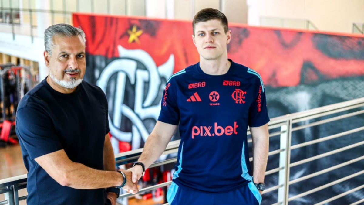 José Boto (direita), diretor de futebol do Flamengo, ao lado de Andrii Fedchenkov, novo gerente de scout do clube (foto: Divulgação/Flamengo)