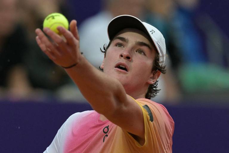 João Fonseca em ação durante sua jornada no ATP 250 de Buenos Aires (foto: Juan Mabromata - 14.fev.25/AFP)