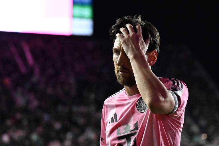 Messi com a mão na cabeça (foto: Chandan Khanna/AFP)