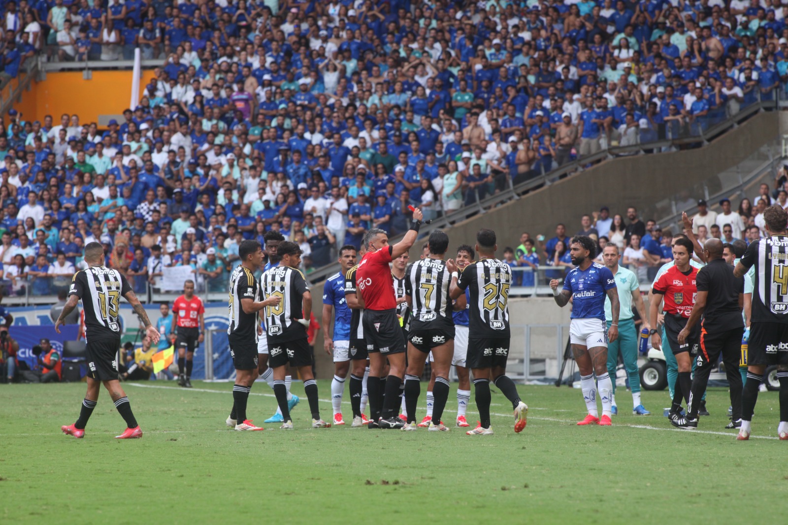 Gabigol foi expulso no primeiro tempo do clássico entre Cruzeiro e Atlético (foto: Alexandre Guzanshe/EM/D.A Press)