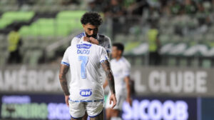 Gabigol, atacante do Cruzeiro, beijando a cabeça de Dudu, atacante (foto: Alexandre Guzanshe/EM/D.A Press)