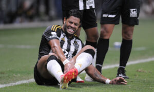 Hulk lamenta dor durante jogo do Atlético (foto: Alexandre Guzanshe/EM/DA.Press)