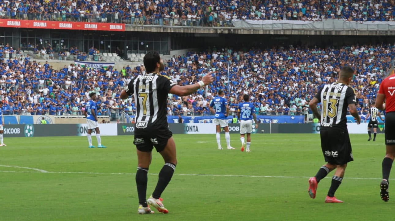 Hulk comemorando gol diante do Cruzeiro no Mineirão (foto: Alexandre Guzanshe/EM/D.A Press)