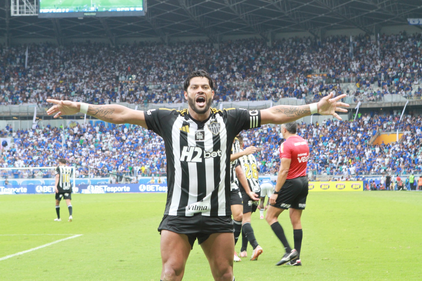 Hulk comemora gol do Atlético contra o Cruzeiro (foto: Edesio Ferreira/EM/D.A Press)