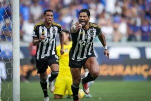 Hulk brilha e garante vitória do Galo no Superclássico