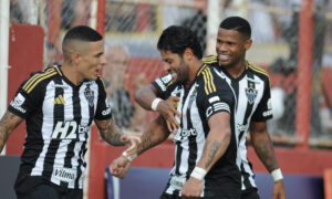 Hulk comemora gol pelo Atlético diante do Villa Nova (foto: Alexandre Guzanshe/EM/DA.Press)