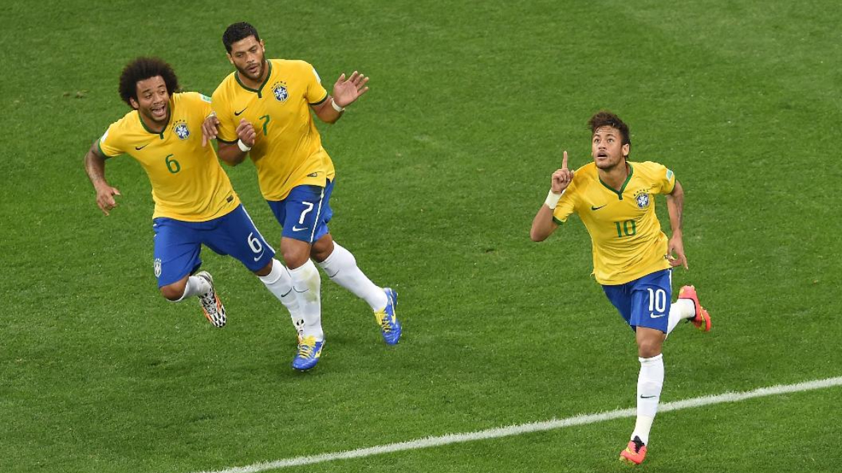 Hulk e Marcelo, à esquerda, comemoram gol de Neymar, à direita, pela Seleção Brasileira na Copa do Mundo de 2014 (foto: PEDRO UGARTE/AFP (12/6/2014))