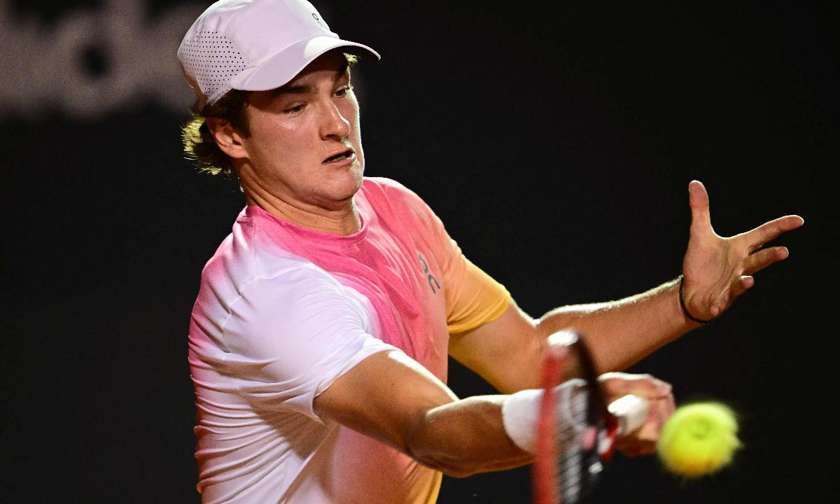 João Fonseca caiu na primeira fase do Rio Open 2025 (foto: MAURO PIMENTEL / AFP)