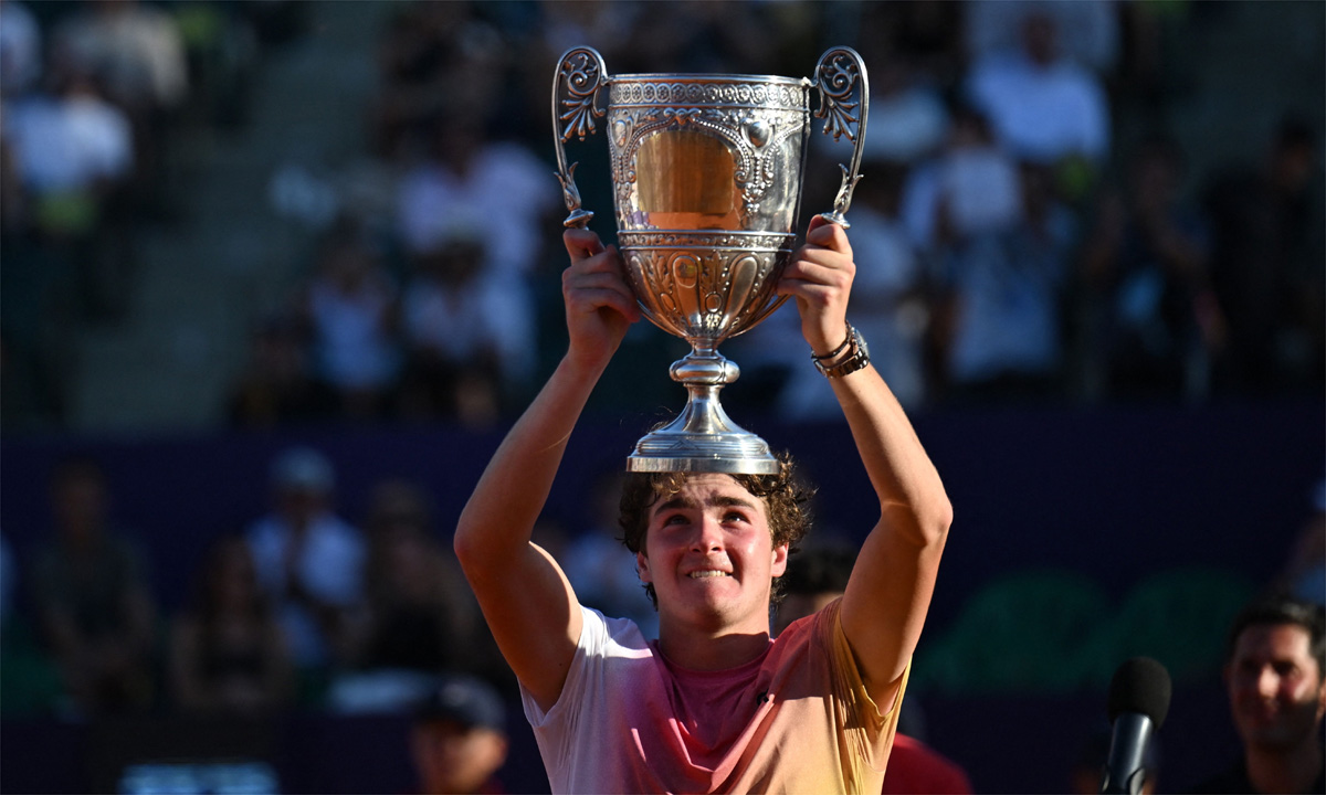 João Fonseca com o troféu do ATP de Buenos Aires (foto: Luis ROBAYO / AFP)