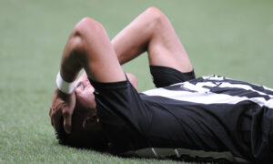 Jogador do Atlético se lamenta no Mineirão (foto: Alexangre Guzanshe/EM/DA.Press)