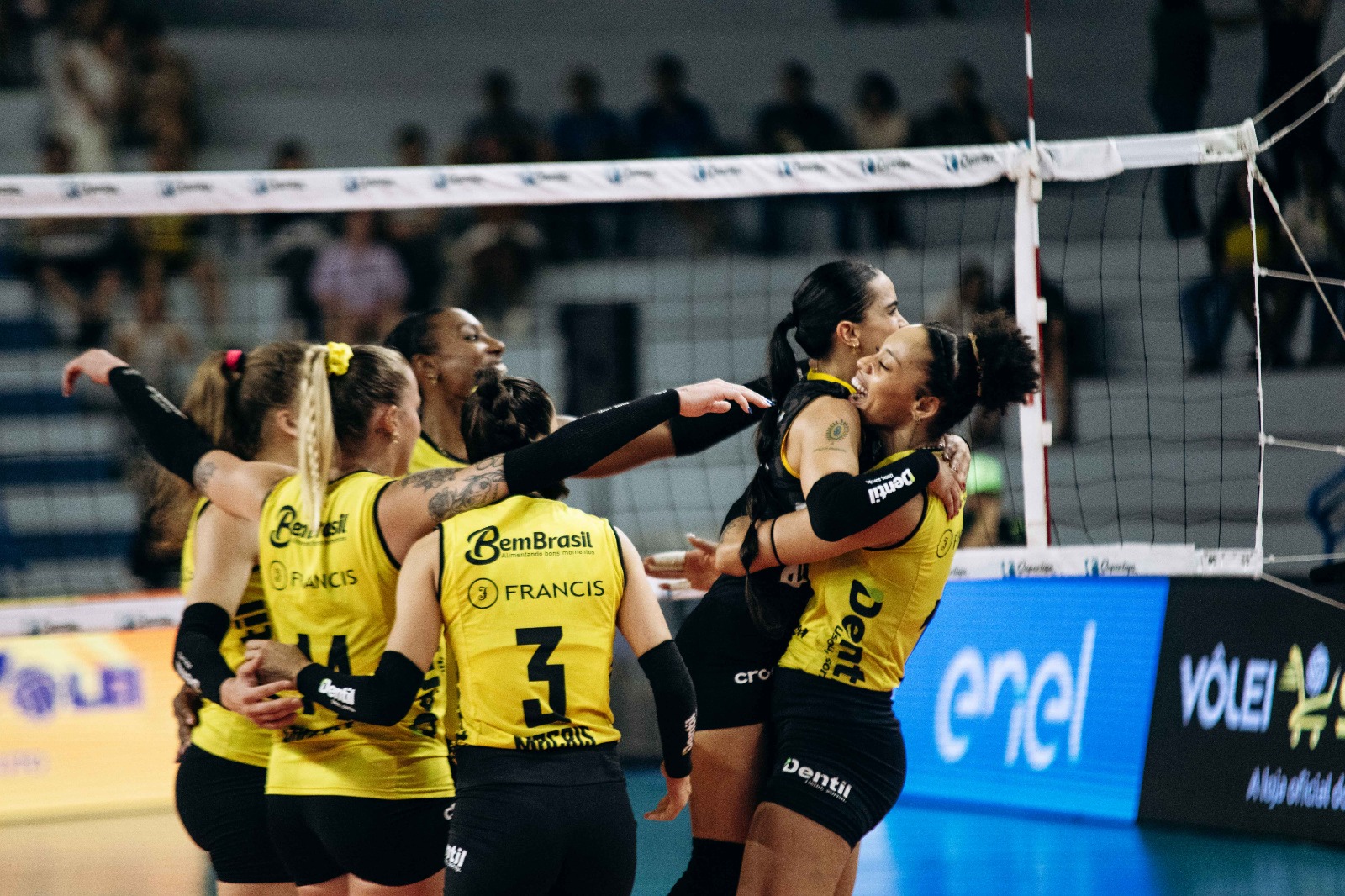 Jogadoras do Praia Clube em partida pela Superliga Feminina de Vôlei (foto: Praia Clube/Divulgação)