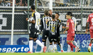 Everson celebra pênalti defendido com jogadores do Atlético (foto: Pedro Souza/Atlético)