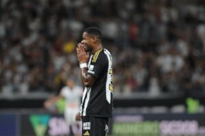 Júnior Santos lamenta expulsão durante Atlético x Athletic, pelo Mineiro (foto: Alexandre Guzanshe/EM/D.A Press)