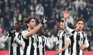 jogadores da Juventus agradecem a torcida (foto: Isabella Bonotto / AFP)