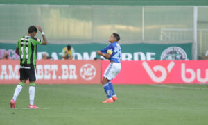 Lucas Romero chutou com efeito e marcou belo gol para o Cruzeiro (foto: Alexandre Guzanshe/EM D.A Press)