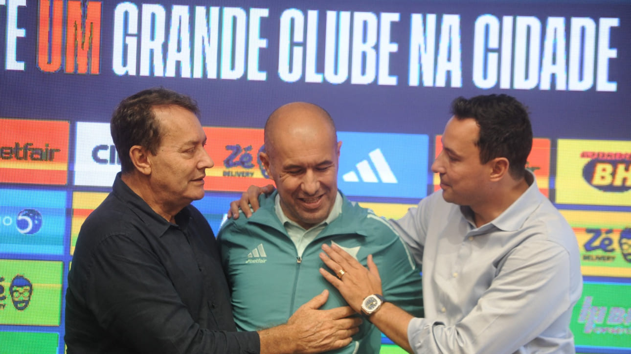 Leonardo Jardim cedeu entrevista coletiva na Toca da Raposa II ao lado de Pedro Lourenço, sócio majoritário, e Pedro Junio, vice-presidente (foto: Alexandre Guzanshe/EM/D.A Press)