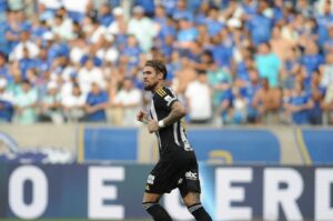 Lyanco corre durante Cruzeiro x Atlético (foto: Alexandre Guzanshe/EM/D.A Press)