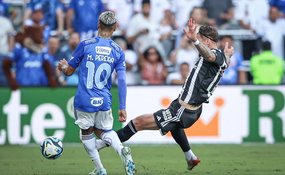 Lyanco tenta cortar posse de Matheus Pereira em clássico entre Atlético e Cruzeiro nos Estados Unidos (foto: Pedro Souza/Atlético)