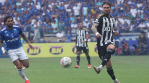 Lyanco é observado por Gabigol durante Cruzeiro x Atlético, pouco antes do lance que culminou na expulsão do atacante celeste (foto: Alexandre Guzanshe/EM/D.A Press)