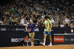 Rafael Matos e Marcelo Melo comemorando durante partida do Rio Open (foto: Rio Open/Divulgação)