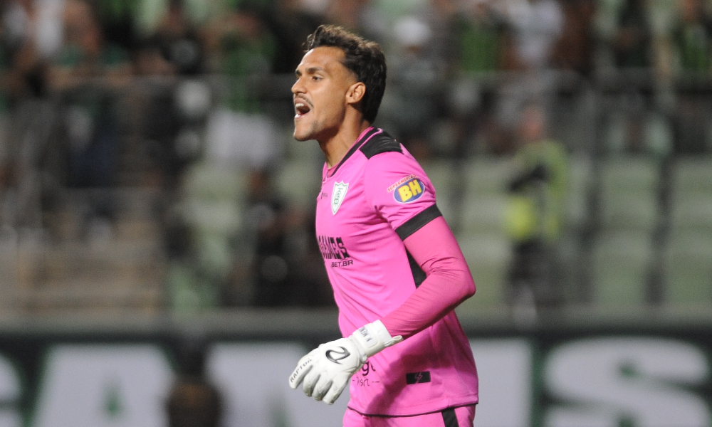 Matheus Mendes durante disputa de pênaltis entre América e Cruzeiro (foto: Alexandre Guzanshe/EM/DA.Press)