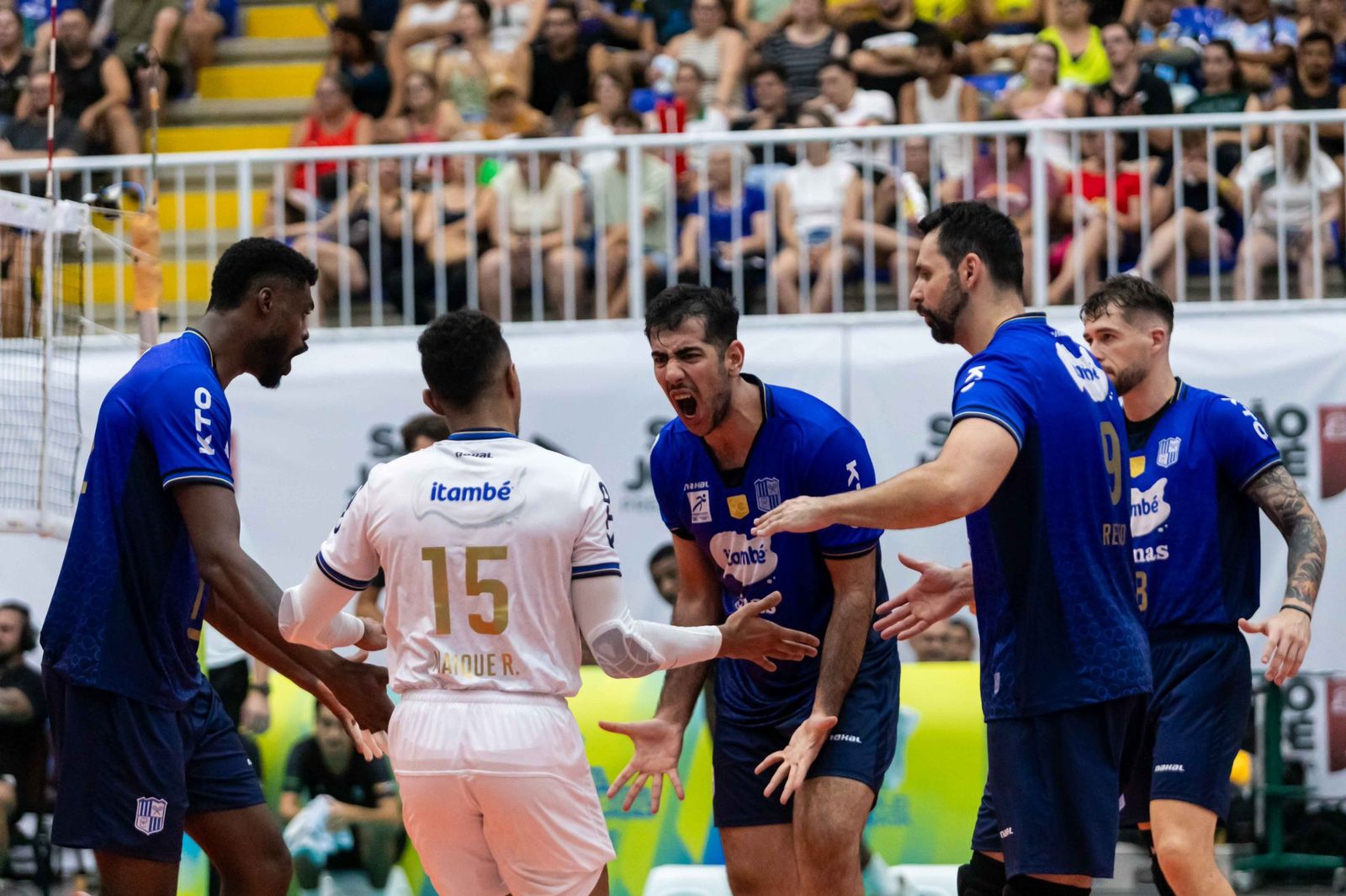 Jogadores do Minas em quadra pela Copa Brasil de Vôlei Masculino (foto: MTC/Divulgação)