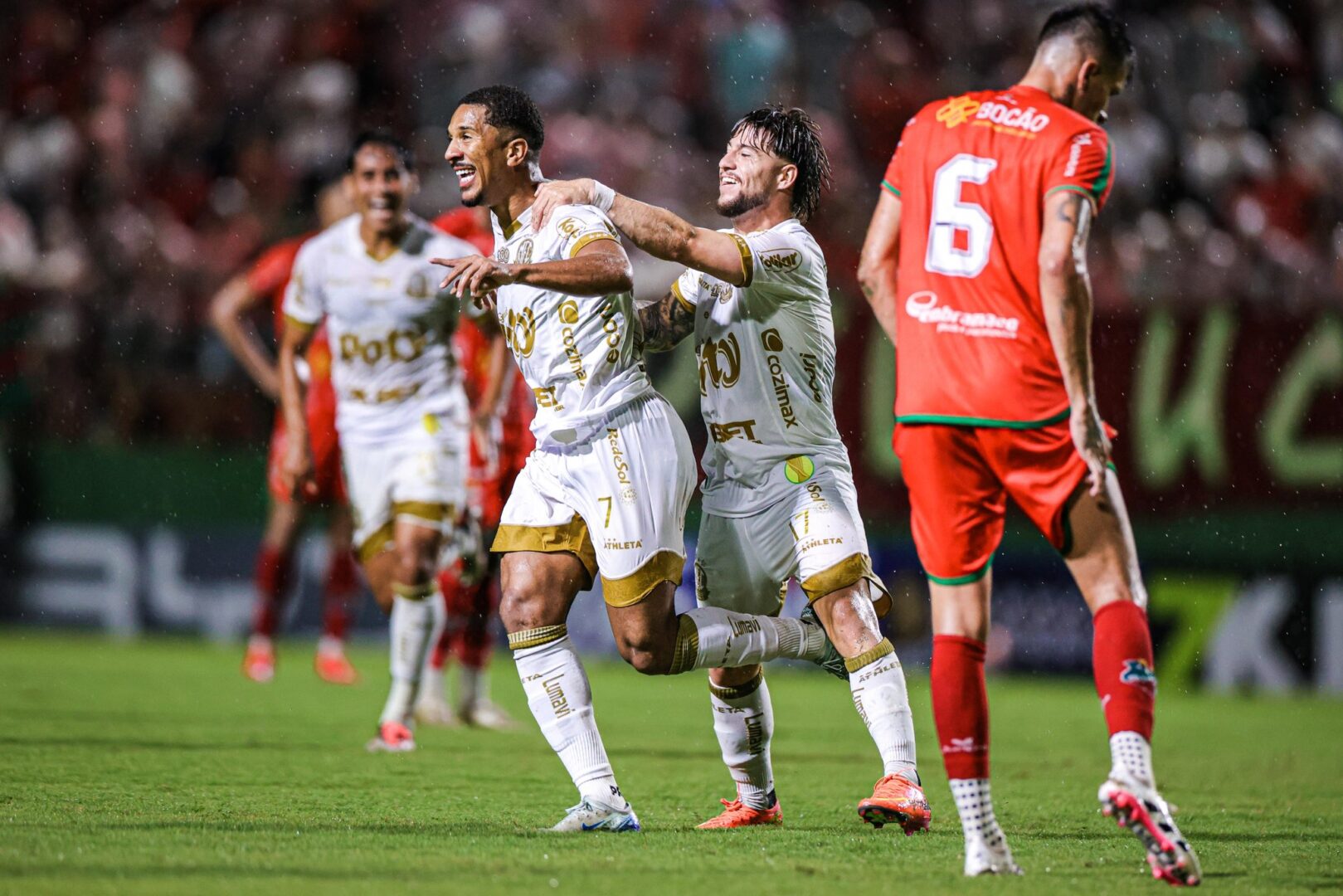 Matheus Davó e companheiros de Mirassol comemorando o gol da vitória em cima do Velo Clube pelo Campeonato Paulista (foto: Pedro Zacchi/Agência Mirassol)