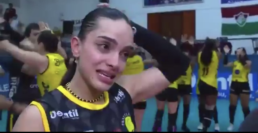 Natinha se emocionou ao ser eleita melhor em quadra (foto: Reprodução/Sportv2)