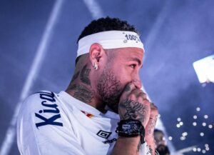 Neymar em apresentação no Santos (foto: Santos/Divulgação)