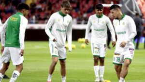 Nicolás Fonseca (ao centro) aquece com James Rodríguez (direita) e companheiros do León antes de partida (foto: ULISES RUIZ/AFP)