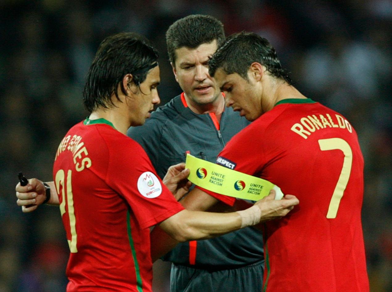 Nuno Gomes passa faixa de capitão da Seleção Portuguesa para Cristiano Ronaldo (foto: REUTERS/Denis Balibouse)