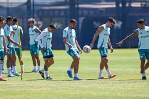 Peralta durante treino do Cruzeiro (foto: Leandro Couri/EM/D.A Press)