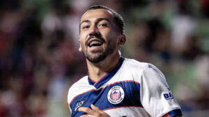 Ramon comemora gol que deu vitória para o Itabirito sobre o Pouso Alegre no Mineiro (foto: Rafael Leandro/Itabirito)