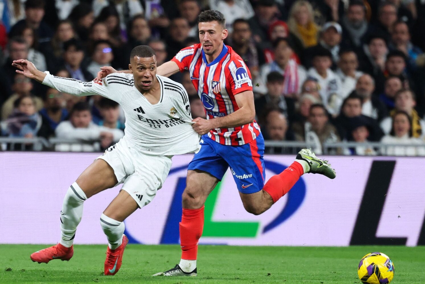 Disputa de bola em Real Madrid x Atlético de Madrid (foto: Thomas Coex/AFP)