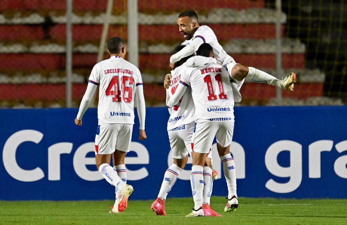 Bahia buscou empate com Strongest (foto: AIZAR RALDES / AFP)