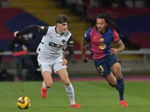 Javi Guerra, do Valencia, e Jules Kounde, do Barcelona (foto: MANAURE QUINTERO / AFP)