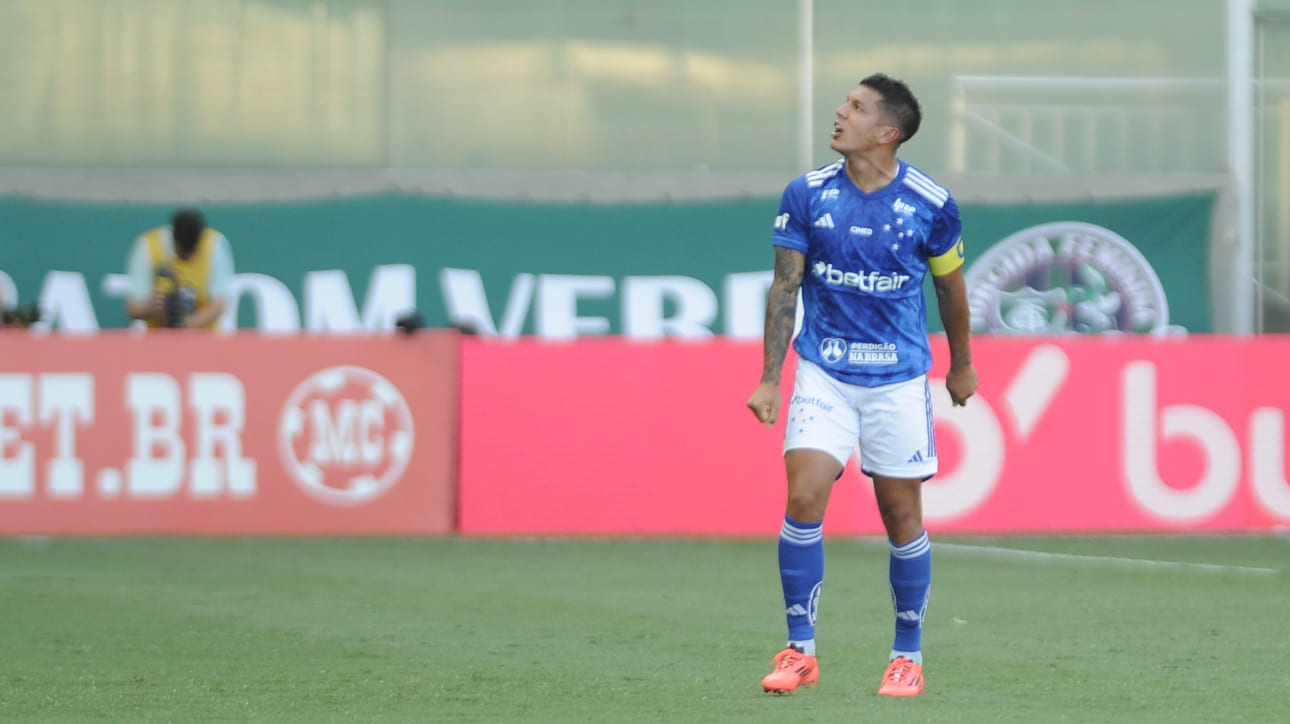 Lucas Romero, volante do Cruzeiro, comemorando gol sobre o América, na semifinal do Campeonato Mineiro (foto: Alexandre Guzanshe/EM/D.A Press)