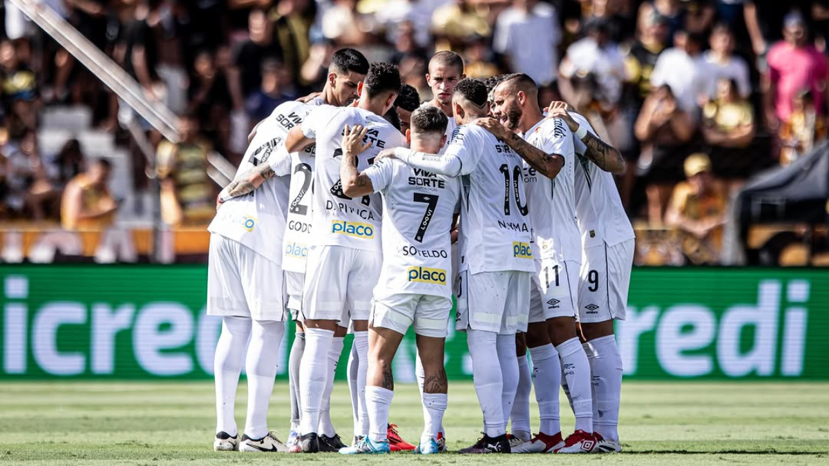 Time do Santos reunido antes de partida (foto: Raul Baretta/Santos)