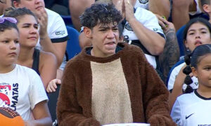 Torcedor do Olimpia se veste de urso em jogo no Paraguai (foto: Reprodução/Tigo Sports)