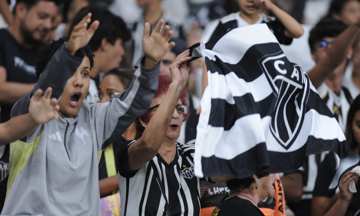 Torcedores do Atlético durante clássico com América no Mineirão (foto: Alexandre Guzanshe/EM/DA.Press)